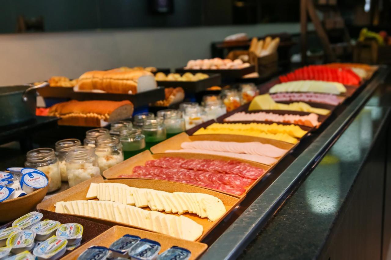 Hotel Double Tree By Hilton Sao Paulo Itaim Exteriér fotografie A selection of cheeses at a buffet
